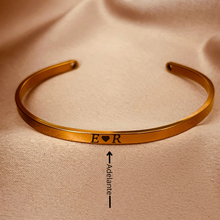 Cargar imagen en el visor de la galería, Brazalete personalizado 4mm con perforación de corazón (grabado a láser ambas caras).
