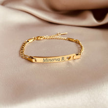 Cargar imagen en el visor de la galería, Pulsera placa personalizada con perforación de corazón
