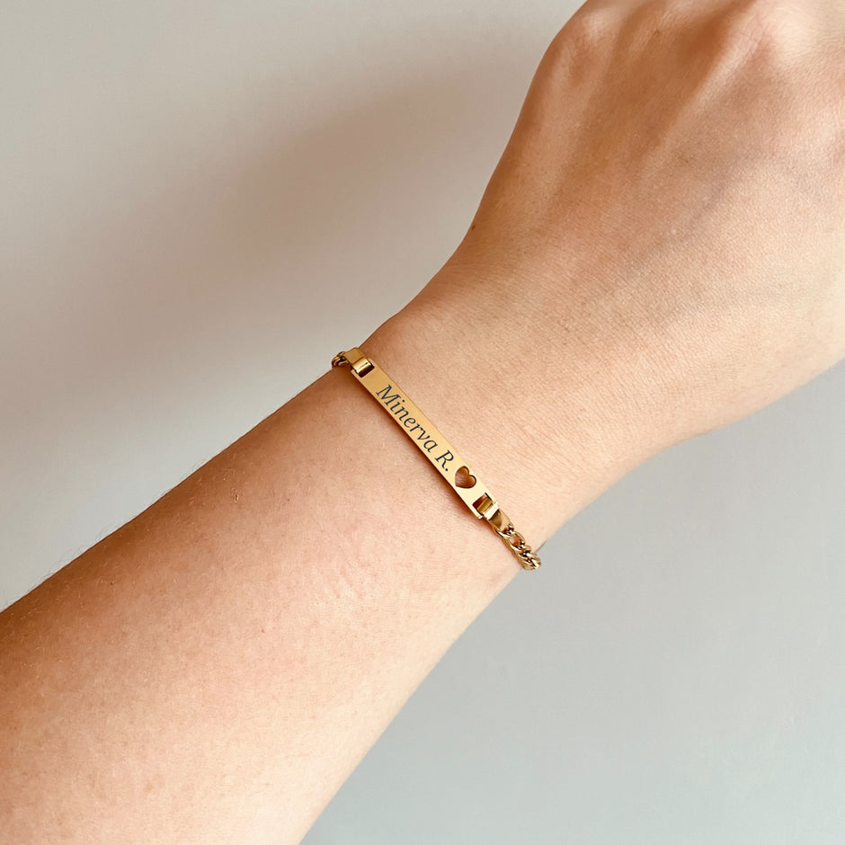 Pulsera placa personalizada con perforación de corazón