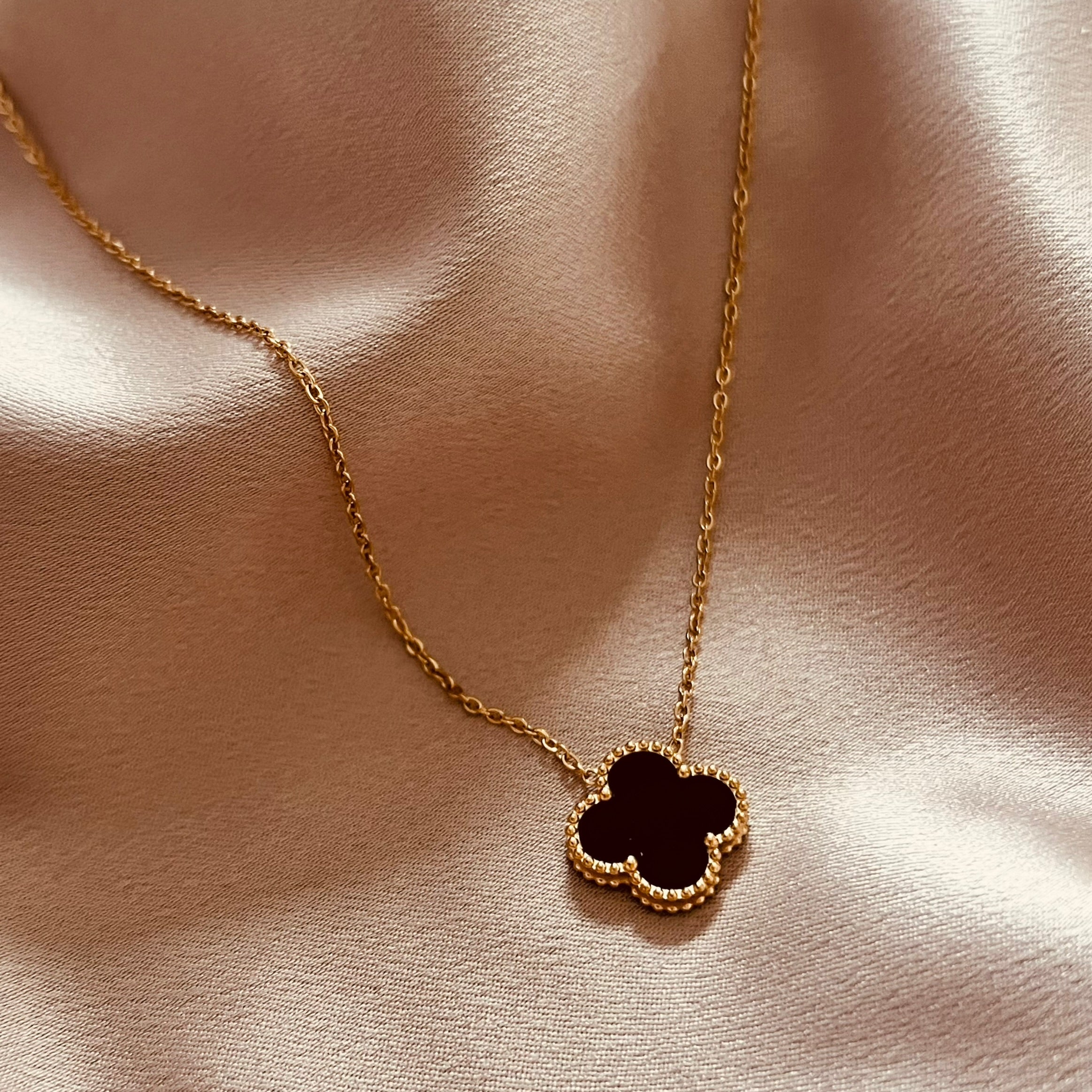 Collar flor negra