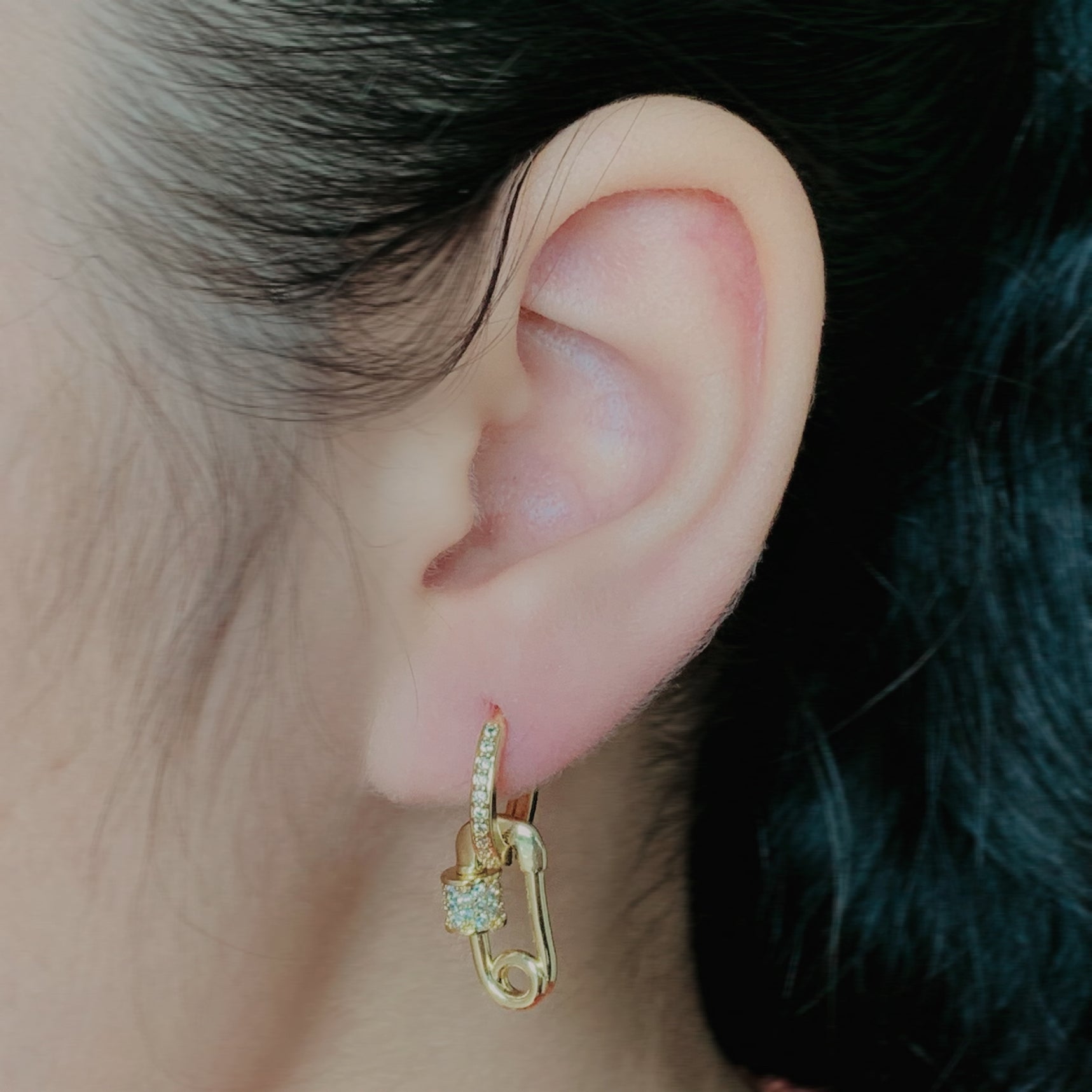 Aretes de ganchito con circones. ersv59