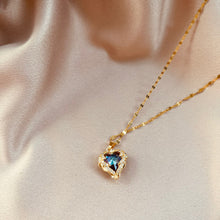 Load image in gallery viewer, Tornasol Heart Necklace
